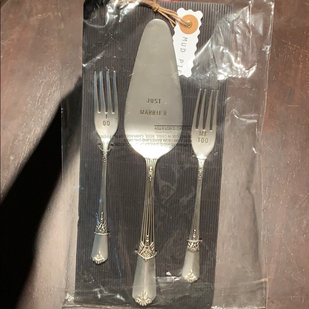 Wedding cake cutter